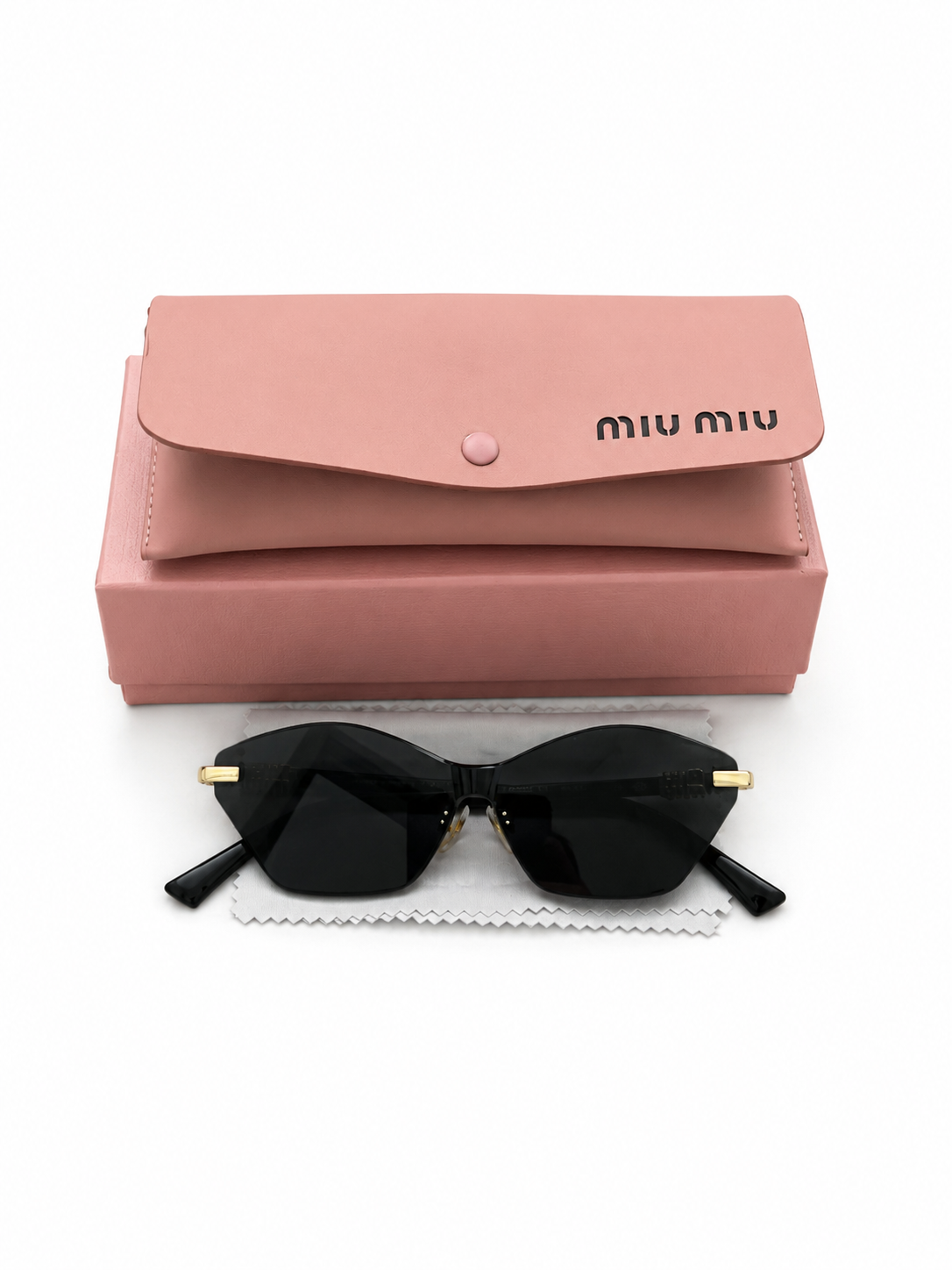 Miu Miu Women's Sunglasses - pre owned 🏴