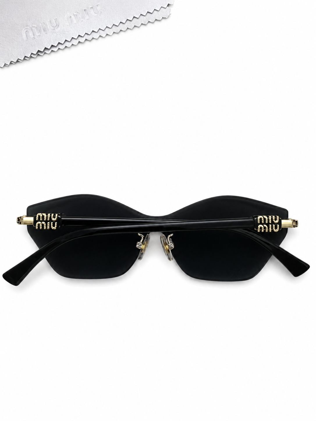 Miu Miu Women's Sunglasses - pre owned 🏴