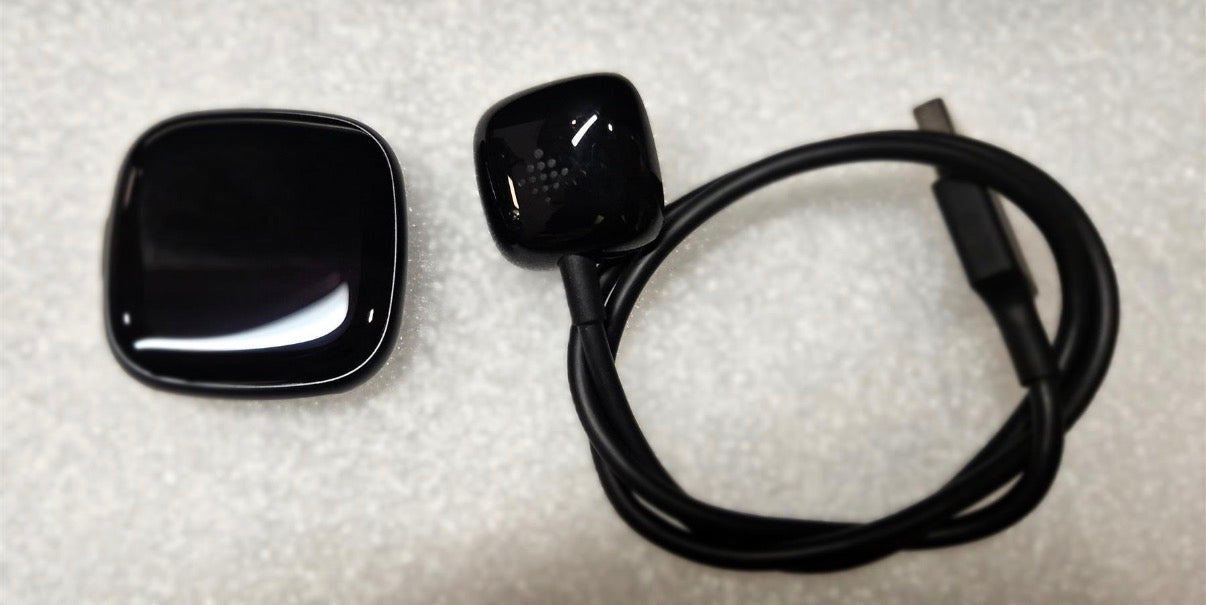 Google Fitbit Versa 4 Smart Watch BUNDLE-Charger, Case & x2 Straps Included-USED⚫️