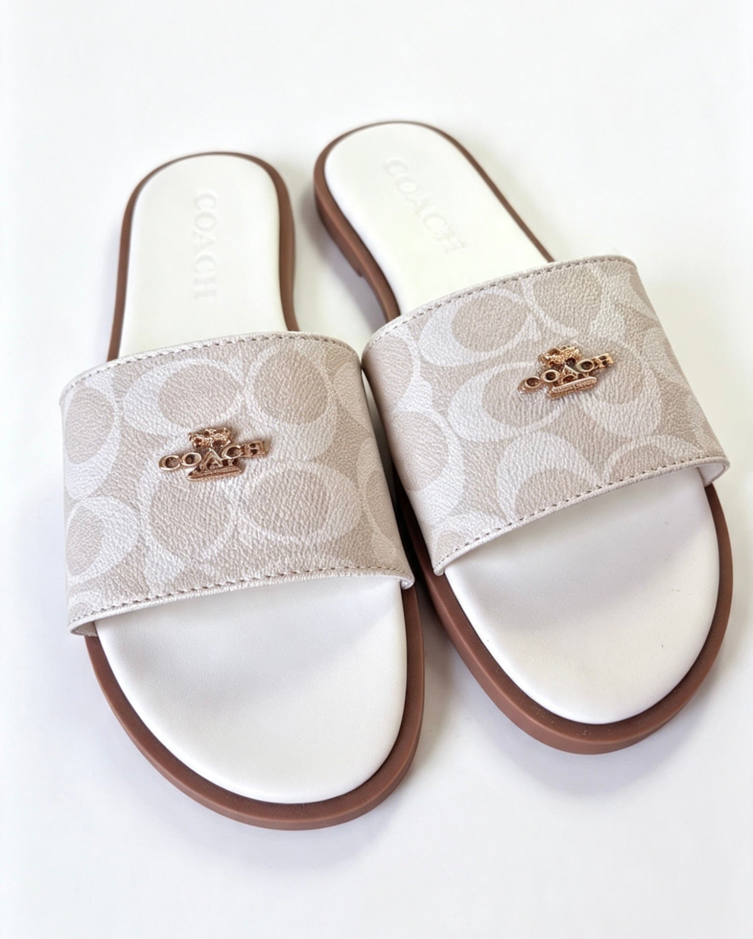 Coach slide Size - 6