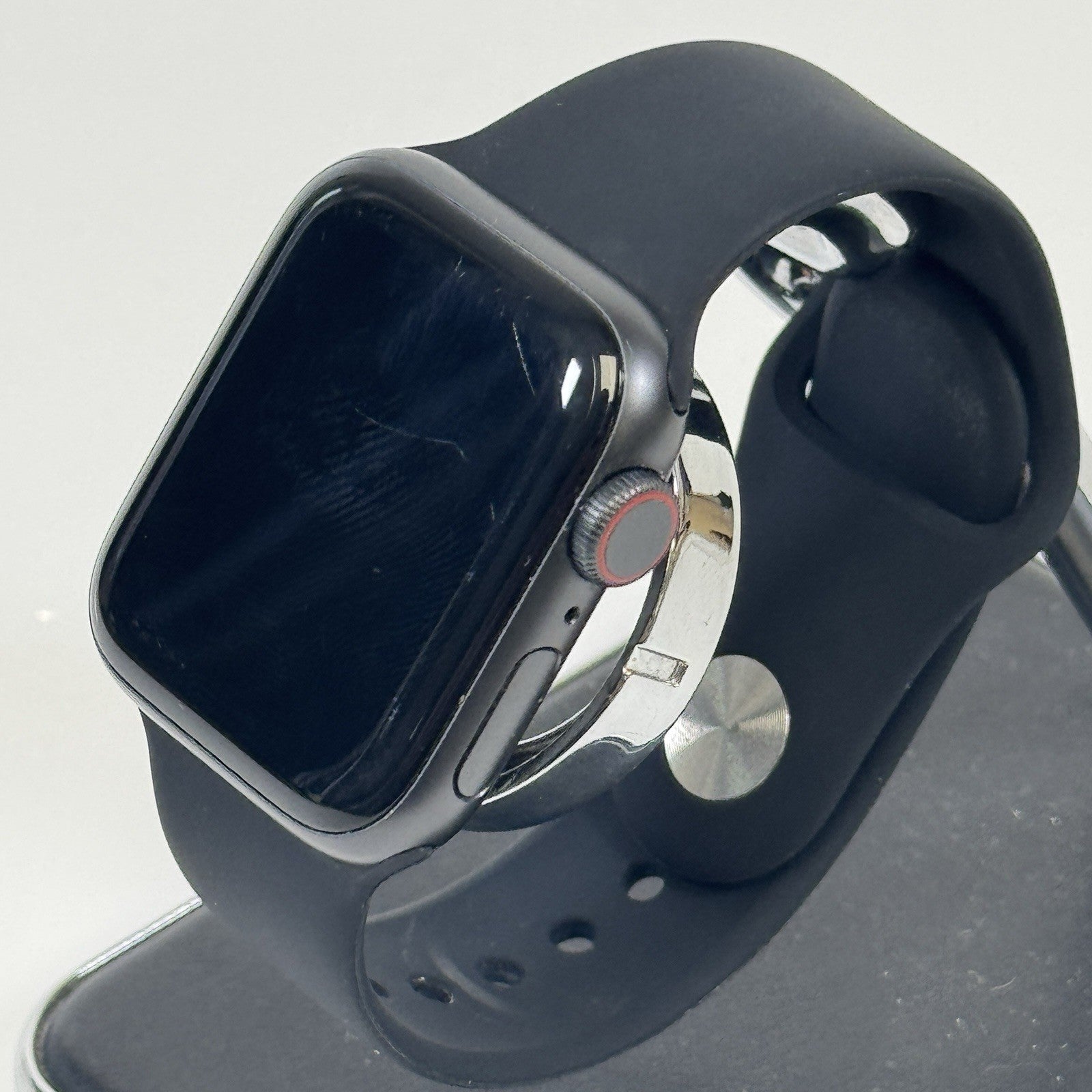 Apple Watch SE 1st Gen Space Grey GPS + Cellular, 40mm - used 🏴