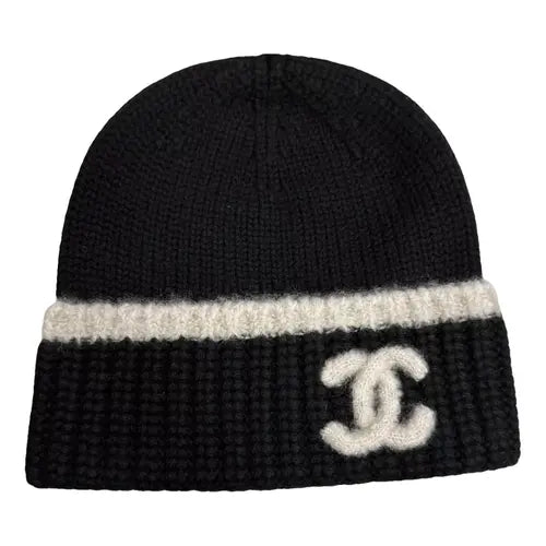 vintage Chanel cashmere and wool black beanie with white CC logo☑️